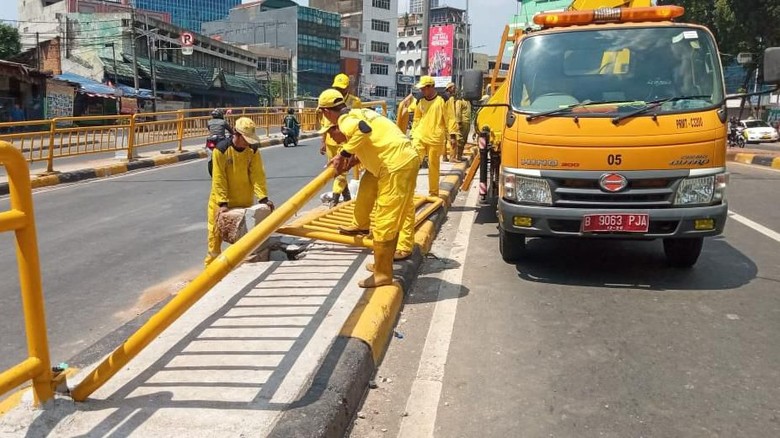 Pemprov DKI Perbaiki Pagar Pembatas Jalan yang Rusak Akibat Rusuh 22 Mei Pemprov DKI Perbaiki Pagar Pembatas Jalan yang Rusak Akibat Rusuh 22 Mei