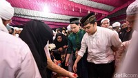 Keluarga pun sempat menangis kala pusara mulai ditutup. Pool/Noel/detikFoto.