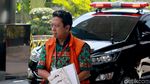 Momen Rommy Pamer Buku Yoga di KPK