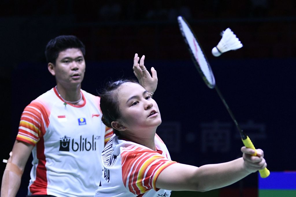 Pebulutangkis ganda campuran Indonesia Melati Daeva Oktavianti (kanan) dan Praveen Jordan mengembalikan kok ke arah ganda campuran Taiwan Wang Chi-Lin dan Hsieh Pei Shan pada babak perempat final Piala Sudirman 2019 di Guangxi Sports Center Gymnasium, Nanning, China, Jumat (24/5/2019). Indonesia melaju ke babak semi final Piala Sudirman 2019 setelah menang dengan skor 3-2 atas Taiwan. ANTARA FOTO/Wahyu Putro A/wsj.