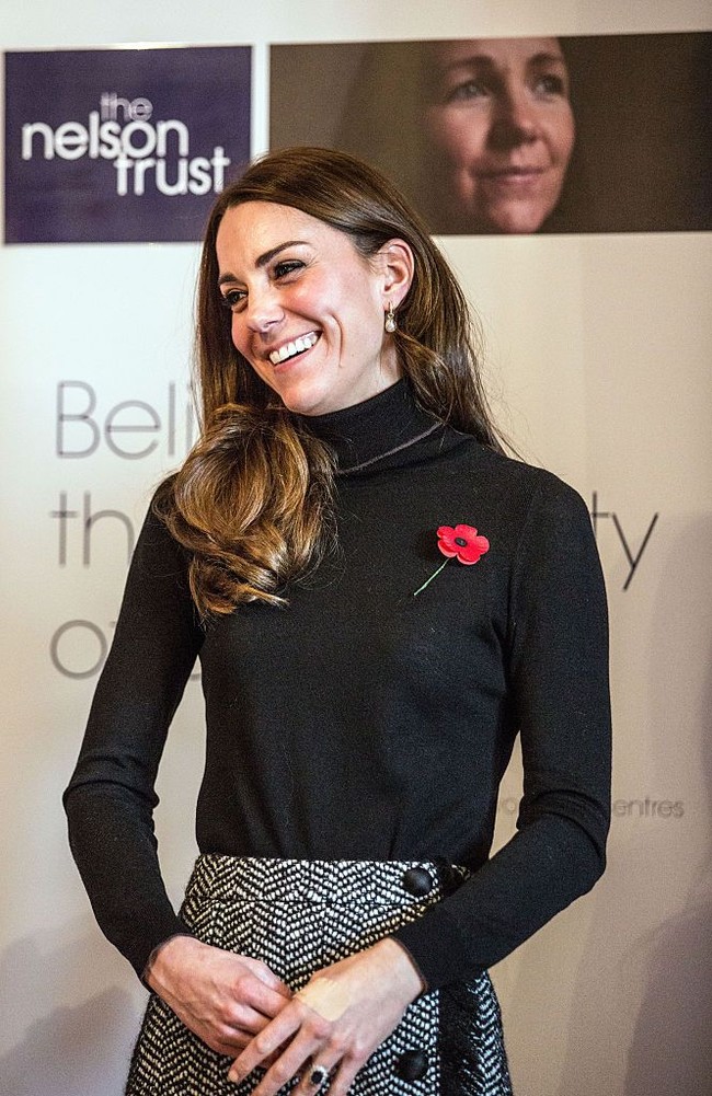 Kate Middleton di Nelson Trust Women Center, November 2016. Kali ini plaster menempel di pergelangan tangan kirinya. (Foto: Getty Images)