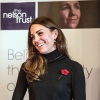Kate Middleton di Nelson Trust Women Center, November 2016. Kali ini plaster menempel di pergelangan tangan kirinya. (Foto: Getty Images)