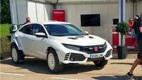 Honda Civic Type R ini diwujudkan oleh Ralph Hosier engineering dan disapa sebagai Honda Civic Type R OveRland. Selain memiliki tampilan kece layaknya mobil yang asyik diajak main lumpur, mobil ini juga dipastikan masih boleh berkendara di jalanan umum. Demikian seperti dikutip motoring. Foto: Pool (Jalopnik)