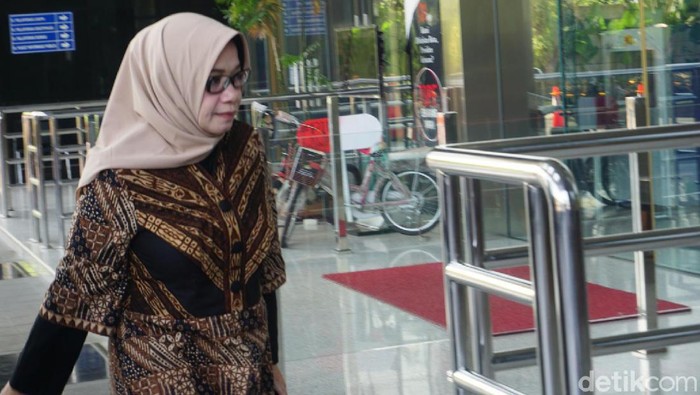 Mantan anggota DPR RI Eni Maulani Saragih memenuhi panggilan KPK hari ini. Eni dipanggil sebagai saksi untuk tersangka Dirut PLN nonaktif Sofyan Basir.