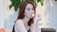 Makan es krim, Ngoc pasang pose imut yang menggemaskan. Tak heran Ngoc memiliki lebih dari dua juta pengikut di Instagram. Foto: Instagram @ngoctrinh89