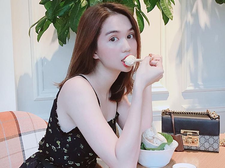 Dikritik Berbaju Terlalu Seksi, Ini Gaya Makan Model Vietnam Ngoc Trinh