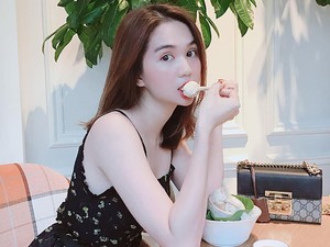 Pose Kuliner Model Berbaju Seksi di Cannes hingga Berburu Kue Kering Kiloan