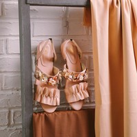 Belakangan sandal sepatu dengan aksen emblishment bunga memang sedang tren. Pilihan lain yang bisa digunakan untuk Lebaran adalah alas kaki dengan warna pink yang manis ini. Lyvia warna soft pink tersebut datang brand dari brand Esmee Official. Foto: Instagram