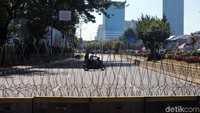 Kawat berduri dipasang untuk menutup jalan.
