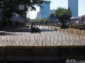 Lalin di Gatsu yang Mengarah ke Gedung DPR Masih Ditutup