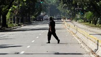 Petugas kepolisian bersiaga menjaga keamanan di sekitar gedung Mahkamah Konstitusi.
