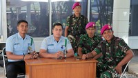 Sejumlah pasukan TNI nampak berjaga di area sekitar gedung MPR/DPR, Jakarta.
