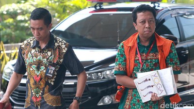 Momen Rommy Pamer Buku Yoga di KPK