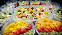 Seger banget! Ini nih potongan buah sebagai isian salad. Ada mangga, strawberry, dan kiwi dengan warna cerah. Foto: Instagram habibieskitchen