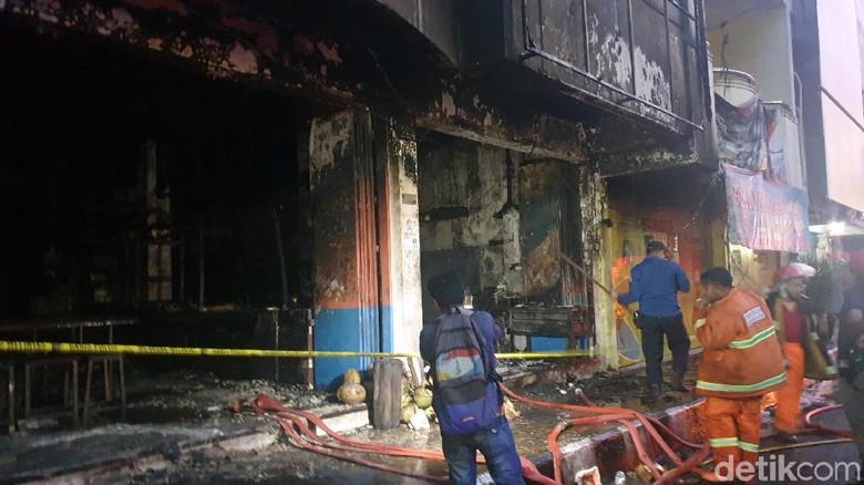 Restoran Terbakar di Sukabumi, Pembeli Panik Berlarian Restoran Terbakar di Sukabumi, Pembeli Panik Berlarian