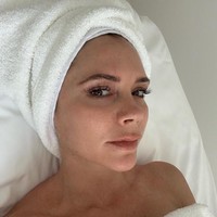 Victoria Beckham adalah salah satu artis yang juga pernah mengalami masalah jerawat. Kamu mungkin tidak akan menduganya karena kulitnya sekarang yang terlihat jauh lebih mulus dan glowing. Bahkan, Victoria mengungkapkan kepada majalah Net-a-Porter bahwa dulu dirinya sampai mengunjungi dokter kulit untuk mengobati jerawatnya tersebut. Ternyata, rahasia istri dari David Beckham itu untuk sembuh dari jerawat adalah dengan banyak mengonsumsi salmon. Dirinya mengonsumsi salmon setiap hari, untuk sarapan, makan siang, hingga makan malam. Ini karena salmon kaya akan kandungan asam lemak omega 3 yang dapat mencegah peradangan pada tubuh. Foto: istimewa