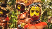 Tradisi mengecat wajah suku Huli ini sudah berlangsung sejak zaman dulu hingga kini. Usut punya usut, suku Huli sendiri baru pertama kali diketahui sekitar tahun 1934 oleh penjelajah dari Belanda (iStock)