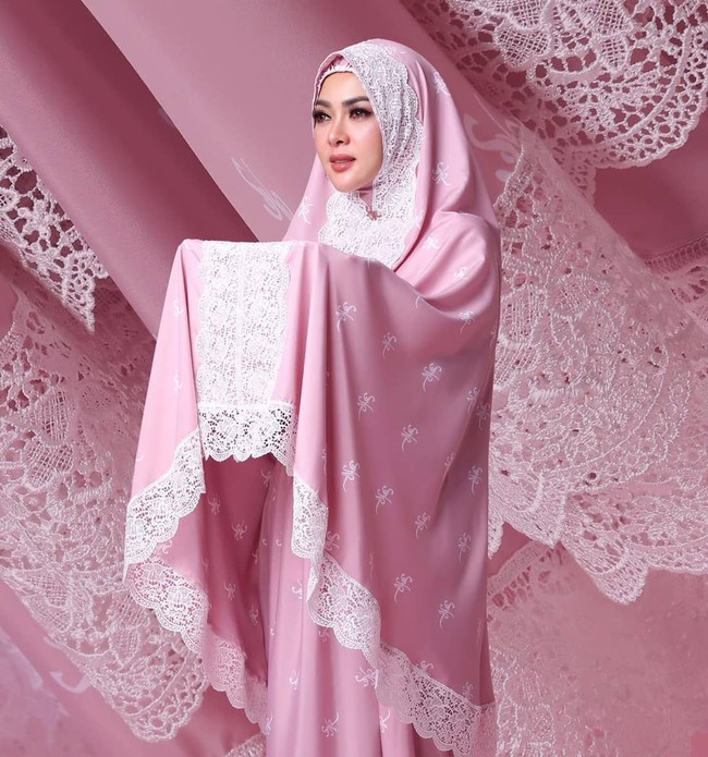 Mukena Syahrini tersedia dalam tiga warna yaitu putih, beige dan dusty rose. Warna-warna lembut ini cocok dipakai saat salat Idul Fitri. Tak heran, jika sambutan netizen begitu meriah. Padahal, harganya tentu tak mudah. Foto: Instagram/FatimahSyahrini