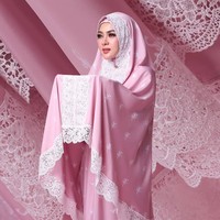 Mukena Syahrini tersedia dalam tiga warna yaitu putih, beige dan dusty rose. Warna-warna lembut ini cocok dipakai saat salat Idul Fitri. Tak heran, jika sambutan netizen begitu meriah. Padahal, harganya tentu tak mudah. Foto: Instagram/FatimahSyahrini