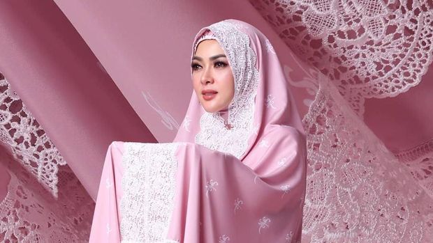 Mukena Syahrini/