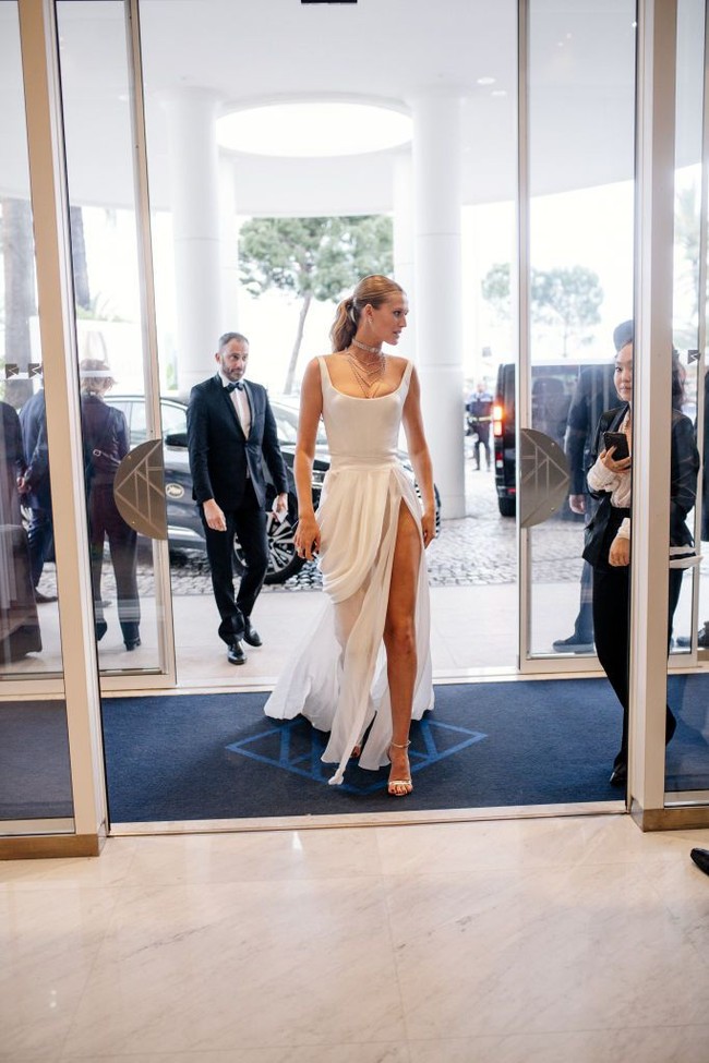 Toni Garrn membawa aura seksisnya ke Cannes Film Festival 2019 saat menghadiri pemutaran film A Hidden Life, Minggu (19/5/2019). Penampilan model asal Jerman tersebut hanya berselang dua hari sebelum sang mantan muncul di karpet merah yang sama.  Foto: Getty Images