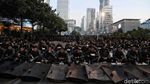 Momen Brimob Buka Puasa Bersama di Sela Amankan Bawaslu