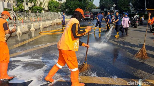 PPSU dan Damkar Gotong Royong Bersihkan Jalan di Depan Bawaslu Pagi Ini