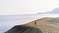 100 Ribu tahun lalu, Gurun Pasir Tottori mulanya adalah endapan lumpur yang berasal dari Pegunungan Chugoko, dibawa oleh aliran Sungai Sendaigawa ke Laut Jepang. Kemudian, arus laut dan angin membawa endapan lumpur tersebut hingga ke pesisir pantai. Setelah proses ribuan tahun, terbentuklah gurun pasir yang luas akibat gelombang angin (iStock)