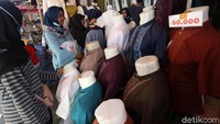 Warga berburu baju untuk persiapan Lebaran.