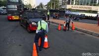 Menurut petugas jalan ke arah Bawaslu akan kembali dibuka pada hari Minggu.