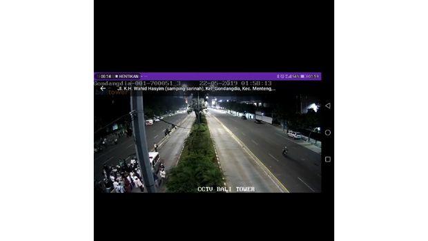 Ambulans Gerindra menurunkan massa di Gondangdia terekam CCTV.