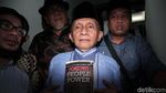 Amien Rais Bawa Buku Jokowi People Power Saat Sambangi Polda