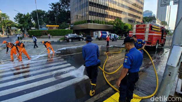PPSU dan Damkar Gotong Royong Bersihkan Jalan di Depan Bawaslu Pagi Ini