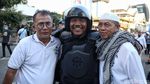 Harmonis! Momen Akrab Massa dengan Polisi di Depan Bawaslu