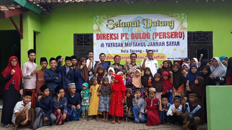 Jelang Lebaran, Bulog Santuni Anak Yatim dan Pesantren di Serang Jelang Lebaran, Bulog Santuni Anak Yatim dan Pesantren di Serang