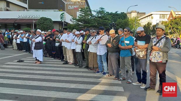 Sekelompok Orang Salat Gaib di Jalan Thamrin Petang Ini