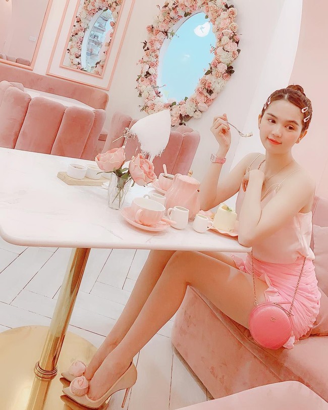 Pose Kuliner Model Berbaju Seksi di Cannes hingga Berburu Kue Kering Kiloan