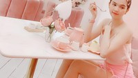 Mampir ke kafe serba pink, Ngoc menggunakan pakaian dengan warna senada. Tak lupa ia memesan kue, teh, hingga permen kapas yang juga berwarna merah muda. Foto: Instagram @ngoctrinh89