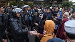 Harmonis! Momen Akrab Massa dengan Polisi di Depan Bawaslu