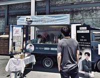 Skor Sama! Giliran Lee Dong Wook yang Kirim Coffee Truck Untuk Gong Yoo