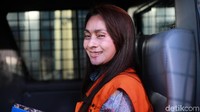 Sri Wahyumi hanya tersenyum saat ditanya soal kasusnya.