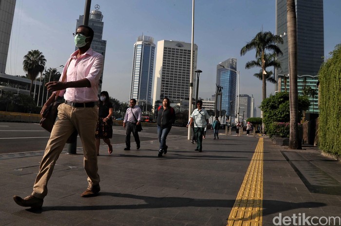 Para pekerja di kawasan Jalan MH Thamrin, Jakarta Pusat, mulai beraktivitas normal. Para pekerja kantoran ini terlihat hilir mudik.