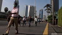 Para pekerja terlihat hilir mudik menuju kantornya.