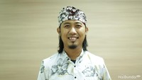 Ade Jigo mengurus anaknya sendiri usai sang istri diterjang ombak tsunami pada 2018 di Anyer. Foto: M. Zaky/ 20detik