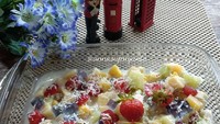 Meracik salad buah sangat mudah. Karenanya Anda bisa mengandalkan salad buah sebagai sajian menu buka puasa untuk para tamu. Foto: Instagram annasupriyanto