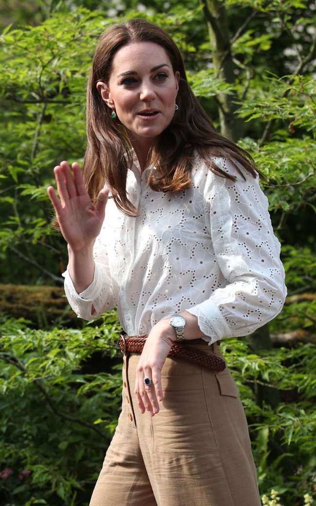 Ketika melihat persiapan terakhir dari taman buatannya di Chelsea Flower Show 2019 pekan lalu, Kate Middleton tampil stylish dengan padanan blus putih, celanan coklat dan sneakers putih. Namun, ada satu yang tak kalah menarik perhatian: plaster yang menempel di jempol tangan kanannya. Untuk sekian kali, plaster ikut mewarnai gaya Kate di sebuah acara formal. (Foto: Getty Images)
