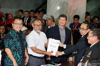 Tim hukum Prabowo-Sandiaga saat mendaftarkan gugatan ke MK