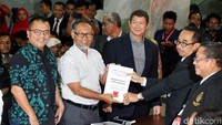 Bambang Widjojanto menyerahkan permohonan gugatan Pilpres 2019 ke MK, Jumat (24/5/2019).
