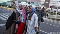 Pasca kerusuhan yang terjadi pada 21-22 Mei, saat ini suasana Jalan MH Thamrin terlihat kondusif. Kawasan yang sepi oleh aksi massa itu dijadikan tempat untuk foto bersama sebagian warga.
