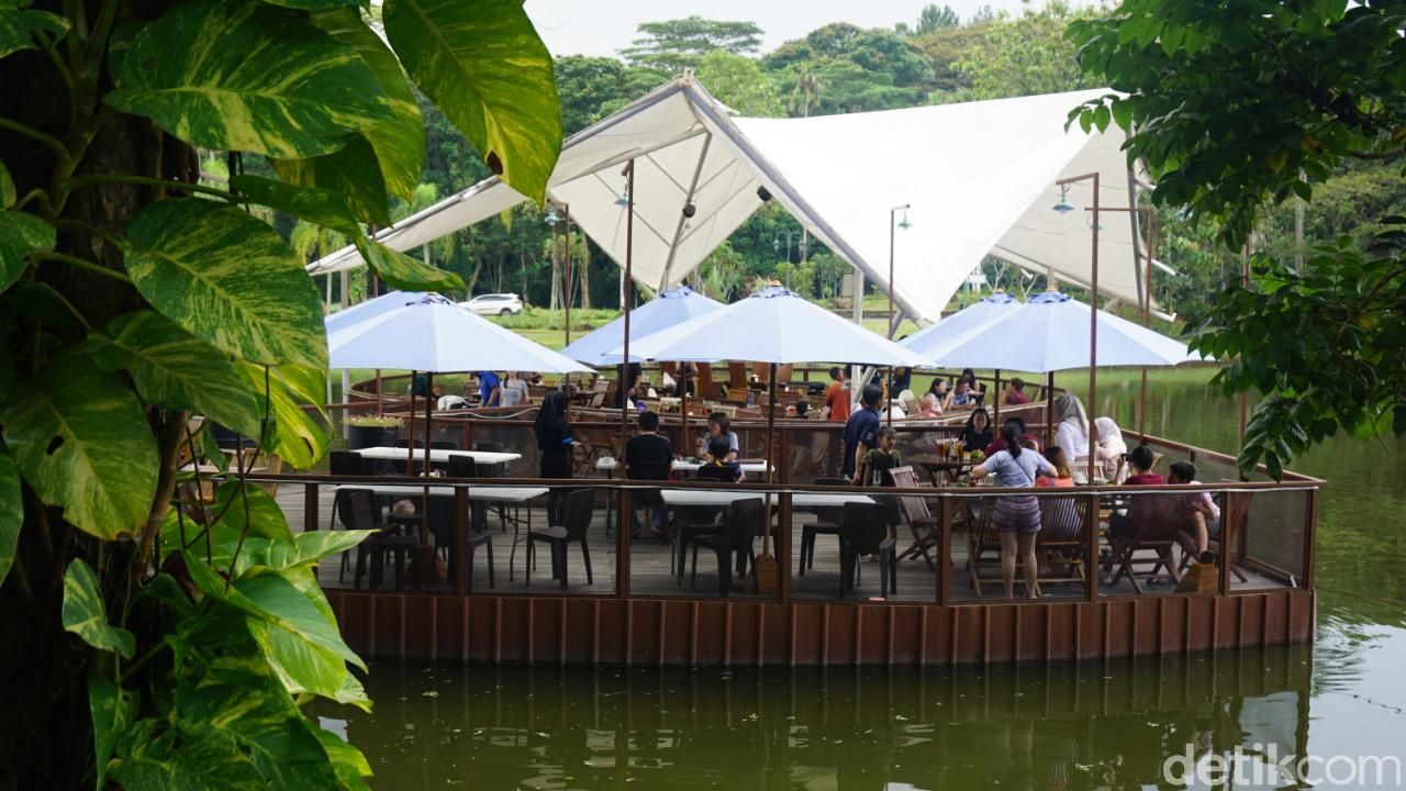 Bersantai dan Makan Enak di Warung Kampung Pinggiran Kota 